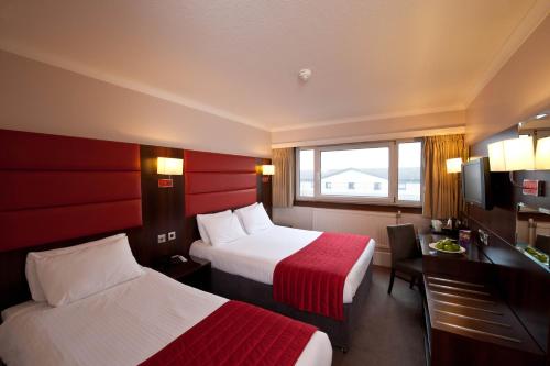格拉斯哥西区莱昂纳多酒店客房内的一张或多张床位