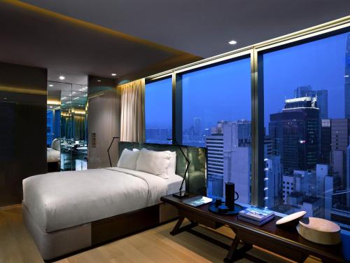 香港99号宝恒酒店的一间卧室设有一张大床和一个大窗户