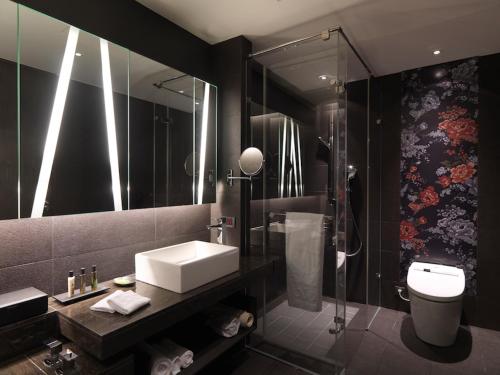 高雄住饭店的一间带水槽、卫生间和淋浴的浴室