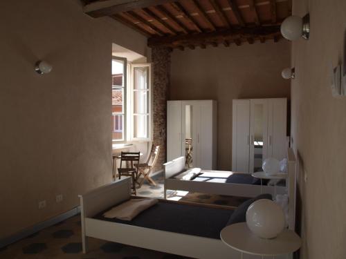 马萨Ostello Palazzo Nizza的客厅配有沙发和桌子