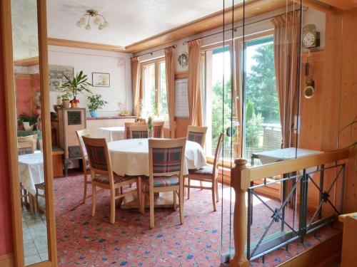 Oberprechtal兰德加斯托罗斯酒店的一间带桌椅和窗户的用餐室