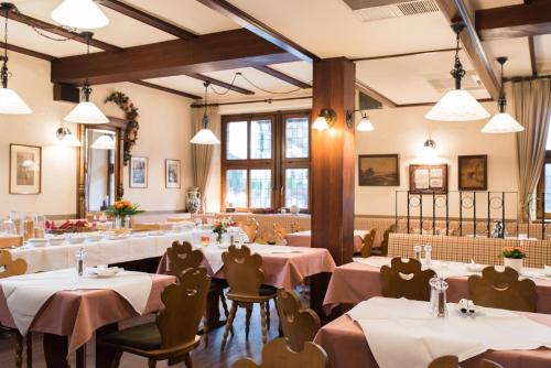 赫斯巴赫Gasthaus Zum Specht的餐厅设有桌椅和窗户。