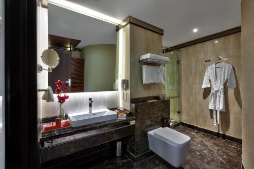 古尔冈阿塔拉酒店的一间带水槽和镜子的浴室