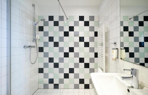 不来梅港布莱梅因杰赫酒店的浴室设有黑白墙面