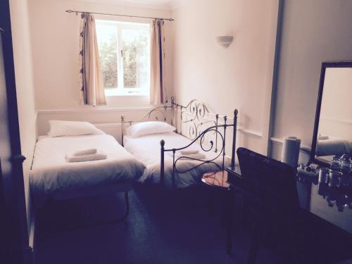 巴特尔李罗德酒店的小房间设有两张床和窗户