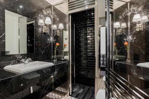 巴塞罗那安娜室友酒店的黑色浴室设有水槽和镜子