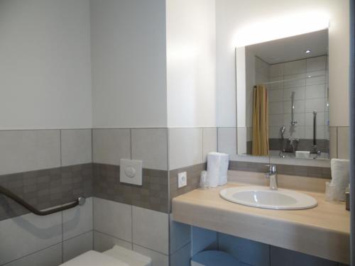 圣皮耶尔基贝龙杜珀蒂玛特洛酒店的一间带水槽和镜子的浴室