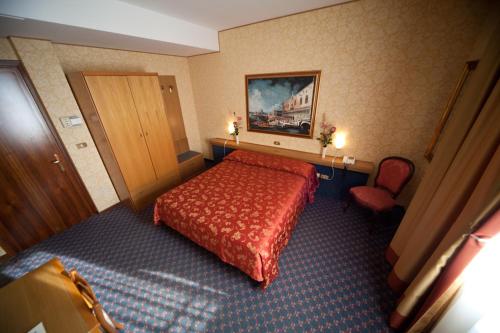 普雷甘齐奥尔艾尔索雷酒店的酒店客房配有红色的床和椅子