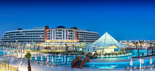 迪迪姆Aquasis De Luxe Resort & SPA - Ultra All Inclusive的一座大型建筑,前面设有一个游泳池