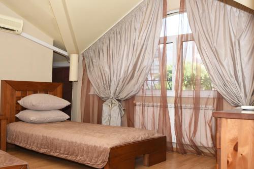 维丁Vival Hotel的一间卧室配有床和带窗帘的窗户