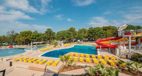 波雷奇Lanterna Premium Camping Resort by Valamar的度假村内带水滑梯的游泳池