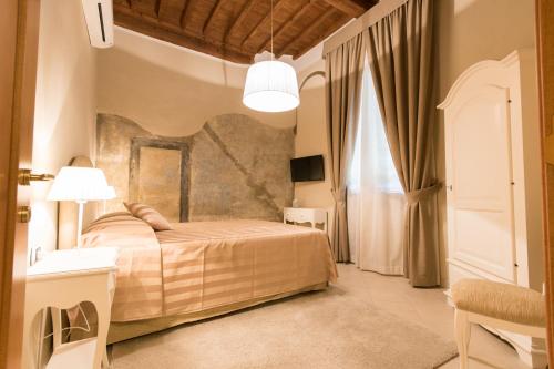 佛罗伦萨迈凯实蓬腾南尼公寓的一间卧室设有一张床和一个大窗户