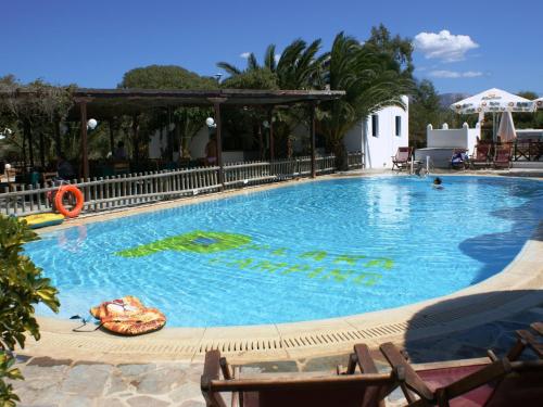 布拉卡普拉卡1号酒店的度假村的游泳池,里面的人