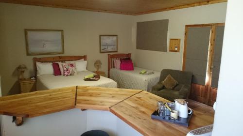 Ladybrand莱迪布兰德旅馆的一间客房内配有床和桌子的房间