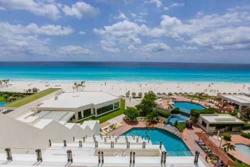 坎昆Park Royal Beach Cancun - All Inclusive的享有海滩度假村的空中景致