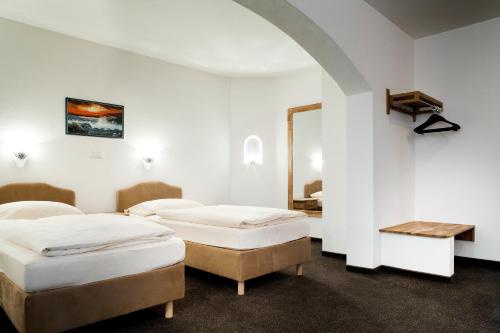 Eching艾钦格霍夫酒店的白色客房的两张床,配有镜子