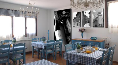 埃尔希耶戈卡萨罗盐达乡村民宿的一间带桌椅的用餐室和一瓶葡萄酒