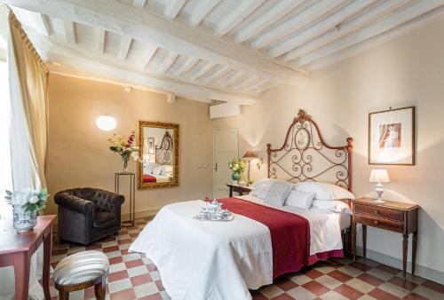 卢卡Appartamento Stellario的一间卧室配有一张大床,配有红色和白色的床罩