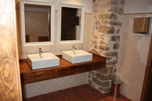 瓦德诺比斯方达安吉列塔酒店的带窗户的浴室内的2个白色水槽