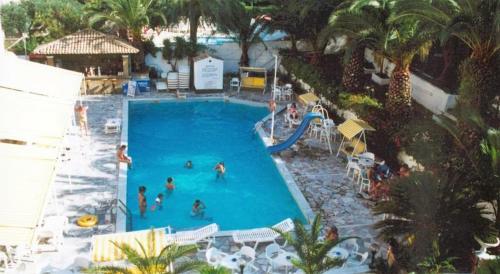 帕拉马派拉马酒店的享有度假村游泳池的顶部景致