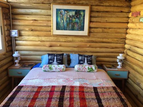 波特雷里约斯新港住宿加早餐旅馆的一间卧室配有一张带2个床头柜和2盏灯的床。