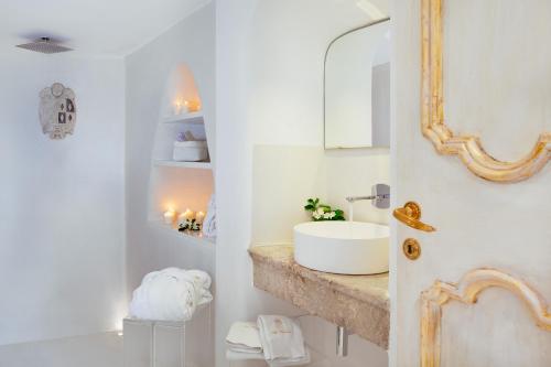 陶尔米纳陶尔米纳别墅酒店的白色的浴室设有水槽和镜子