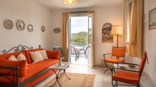 瓦西Dioskouri II的客厅配有橙色沙发和桌子