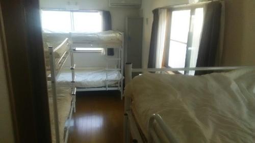 东京J旅舍的客房设有两张双层床和一扇窗户。