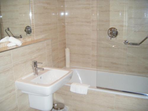 格伦加里夫凯西酒店的浴室配有盥洗盆、卫生间和浴缸。