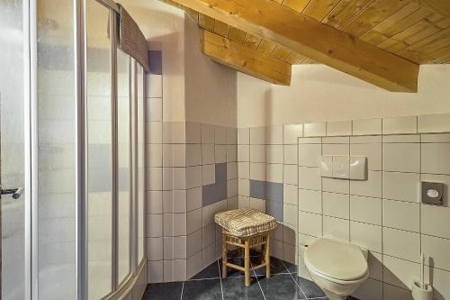 萨姆瑙恩查沙诺瓦加尼酒店的一间带卫生间和淋浴的浴室