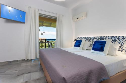 基普塞利加拉蒂亚酒店的一间卧室设有一张大床,享有海景