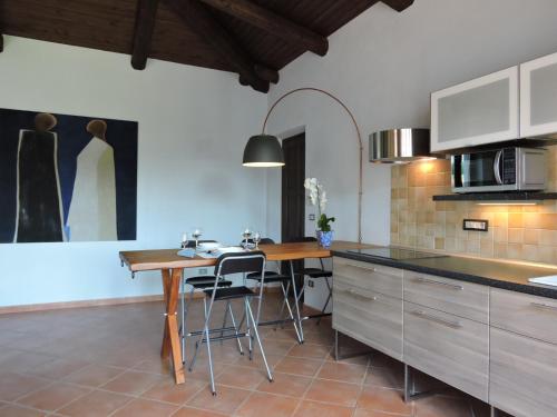 Case BruciateCascina Volpona的一间厨房,里面配有桌椅