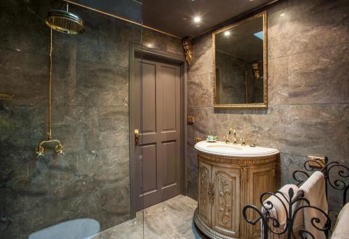 丹德农山Villa d'Amour的一间带水槽和镜子的浴室