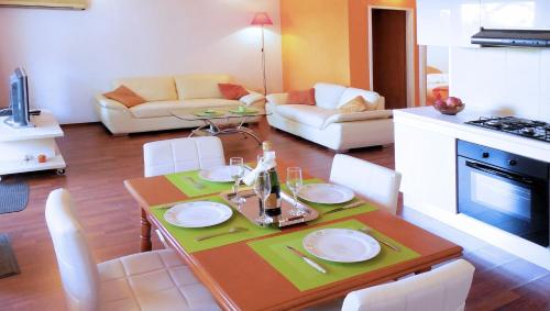 斯普利特Orange Bamboo Suite的厨房以及带桌椅的起居室。