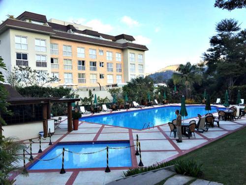 伊泰帕瓦格兰哈巴西度假酒店的酒店设有带桌椅的大型游泳池