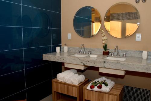 福米加Ramada by Wyndham Furnaspark的浴室设有2个水槽和2面镜子