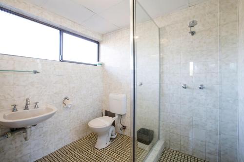 努萨维尔努萨别墅酒店的浴室配有卫生间、盥洗盆和淋浴。
