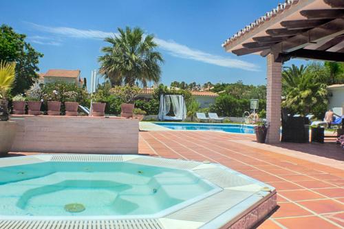 马拉加马拉加毕加索酒店的庭院内带热水浴池的游泳池
