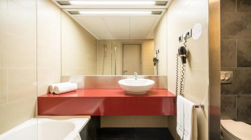 巴塞罗那伊鲁尼巴塞罗那酒店的一间带红色台面和水槽的浴室
