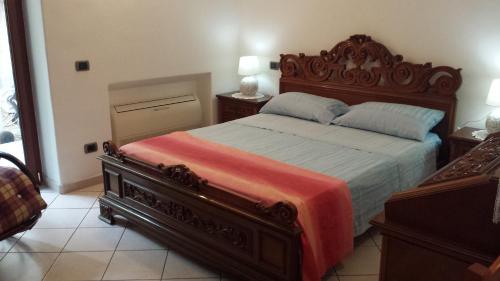 伊斯基亚Cartaromana House的一间卧室设有一张大床和两个床头柜
