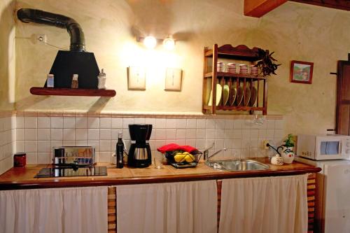 Apartamentos Rurales La Solana的厨房或小厨房