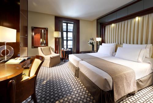 格拉纳达格兰大道欧洲之星酒店的酒店客房设有一张大床和一张书桌。