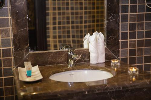 利雅德Dalin Hotel的一间带水槽和台面毛巾的浴室