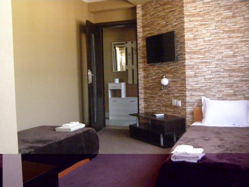 基尔科沃Guesthouse Avenue的酒店客房设有两张床和电视。