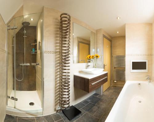 牛津Cherwell Gates 4 Bed Luxury Oxford Apartment for 8 with Roof terrace的带浴缸、水槽和淋浴的浴室