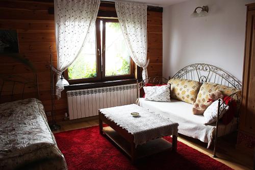 JeleniewoPokoje Kaja的客厅设有床和窗户