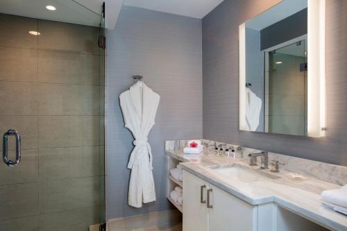 劳德代尔堡伊丽塔汽车旅馆的一间带水槽和镜子的浴室