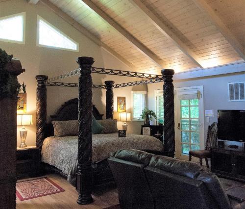 卡利斯托加山麓之家旅馆的一间卧室,卧室内配有一张天蓬床