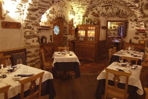 TerzolasResidenza La Corte Dei Toldi的餐厅设有2张带白色桌布的桌子