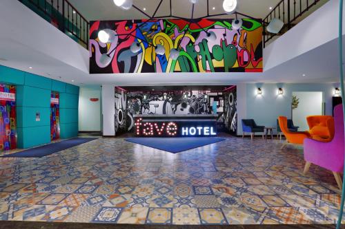 库塔favehotel Kuta Kartika Plaza的酒店大堂墙上挂着色彩缤纷的壁画